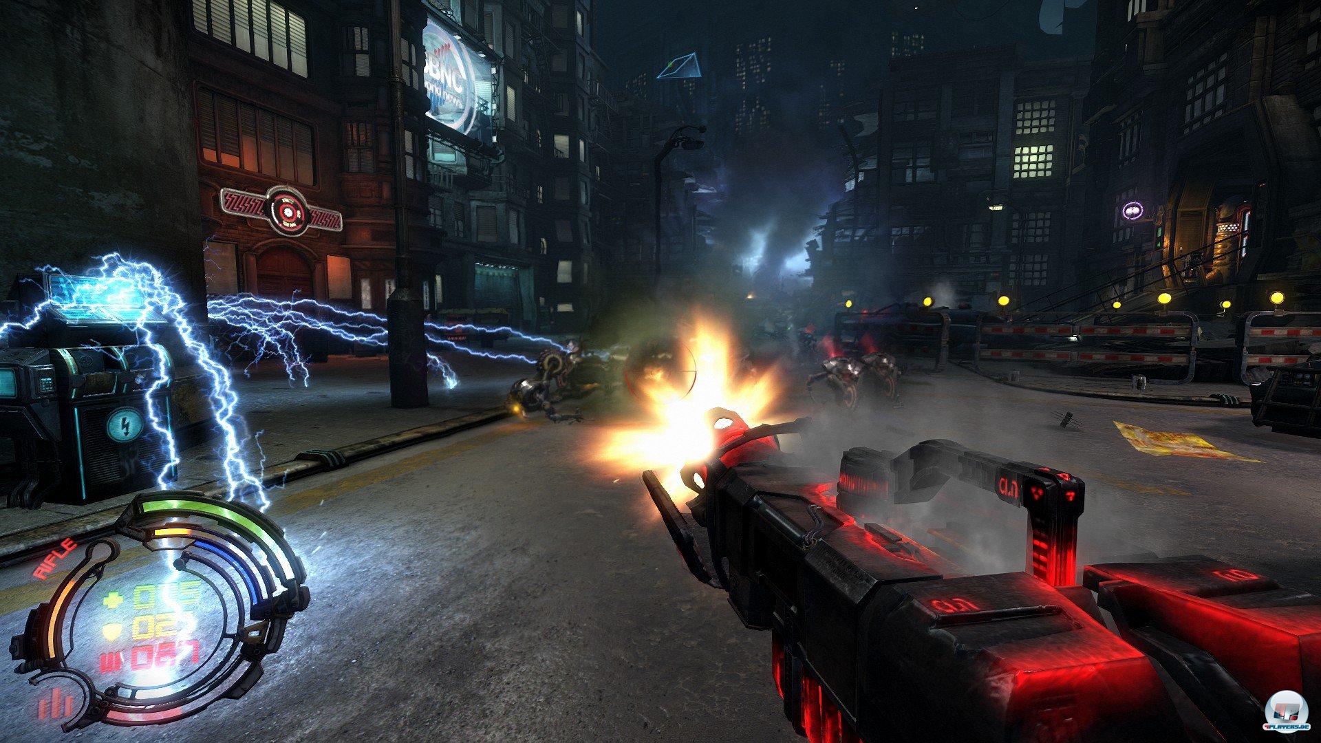 Die Umgebung kann und sollte in die K&auml;mpfe einbezogen werden - explodierende Kisten und F&auml;sser oder Elektroschocks verteilende Maschinen helfen, die Gegnerreihen schnell zu dezimieren.