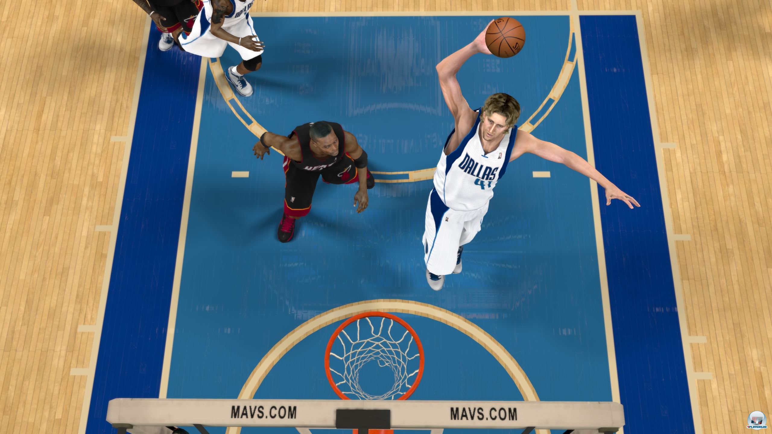 Das Spiel unter dem Korb ist k&ouml;rperbetonter, die Defensive st&auml;rker.