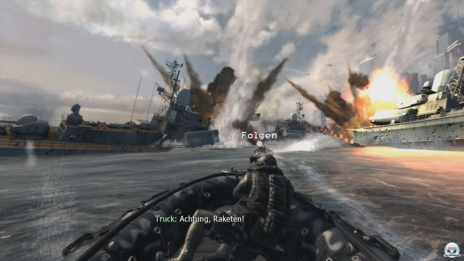 Ab durch die Mitte: Nachdem man ein U-Boot sabotiert hat, fl&uuml;chtet man im Gummiboot durch die gegnerische Flotte.