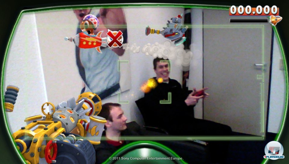 Im Augmented-Reality-Spiel düsen Deviants und Bots direkt durchs Zimmer. Wer sich nicht ab und zu umdreht, verliert seine Schützlinge schnell. Im Augmented-Reality-Spiel düsen Deviants und Bots direkt durchs Zimmer. Wer sich nicht ab und zu umdreht, verliert seine Schützlinge schnell.