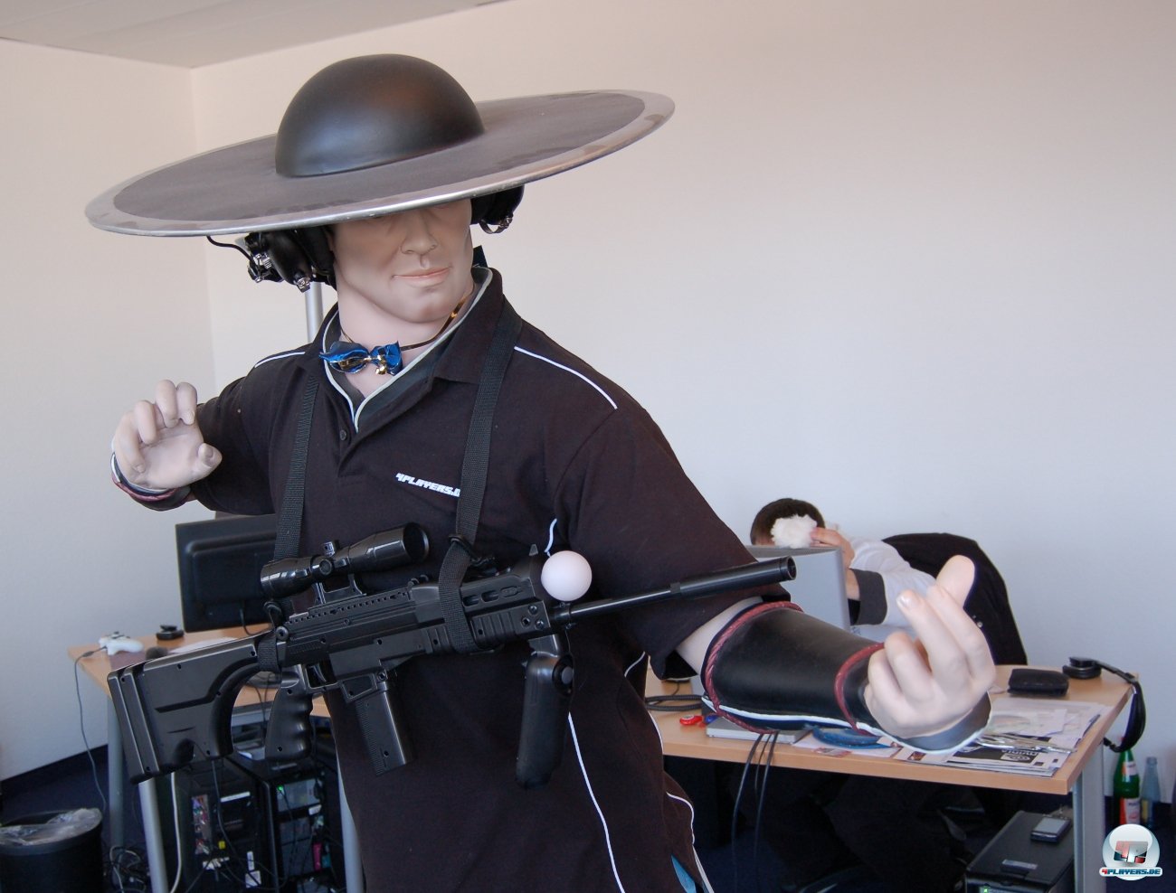 &hellip;daher zeigen wir euch lieber die Plastik-Wumme im Einsatz. Unserem Kung Lao gef&auml;llt sie prima, der im Hintergrund versteckte Michael wollte aber nichts damit zu tun haben.