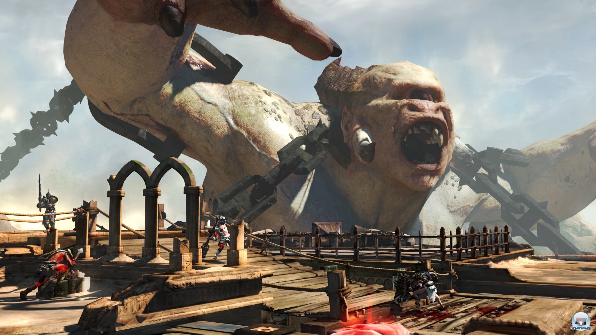 Mit etwas Gl&uuml;ck greift der Gigant im Hintergrund ein und erwischt einen Widersacher.