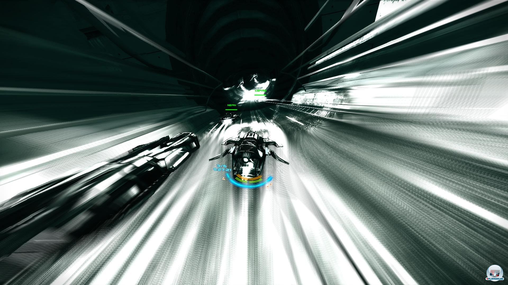 In the zone: Die Hintergr&uuml;nde sind nicht die h&uuml;bschesten, aber das Neon-Design und der Blur beim Boost-Einsatz sind gelungen.