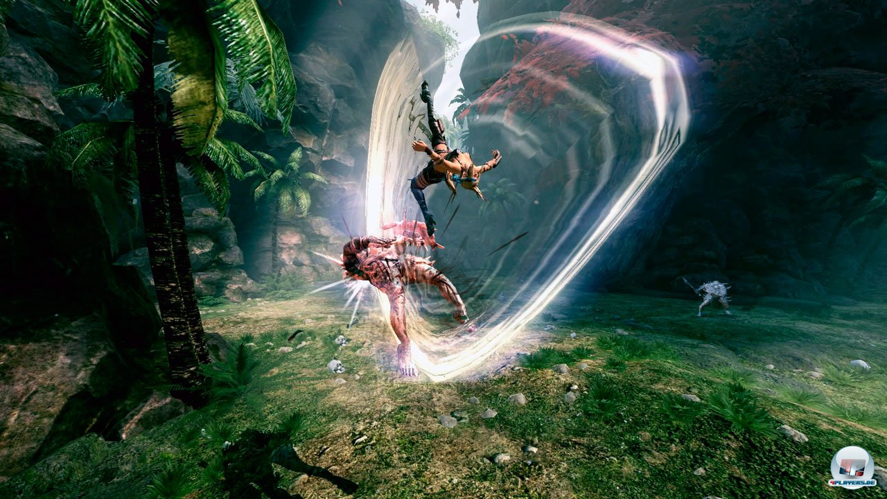 Grazile Akrobatik: Die leicht bekleidete Schatzj&auml;gerin macht in fast jeder Situation eine gute Figur.