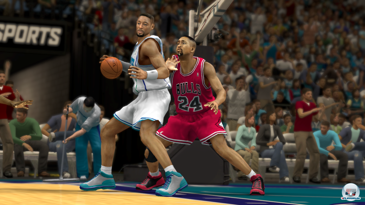 Zu den gro&szlig;en St&auml;rken des Spiels geh&ouml;rt auch dieses Jahr das Post-Spiel: Man hat zig M&ouml;glichkeiten, wenn man sich vor dem Verteidiger aufbaut.