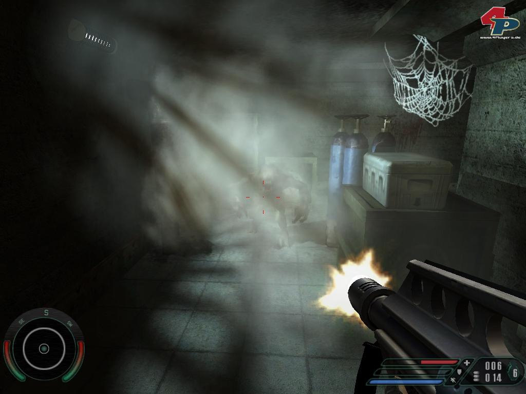 Die tollen Lichteffekte verst&auml;rken den Horror: Hier kommt euch ein Trigene aus den d&uuml;steren Schwaden entgegengesprungen.