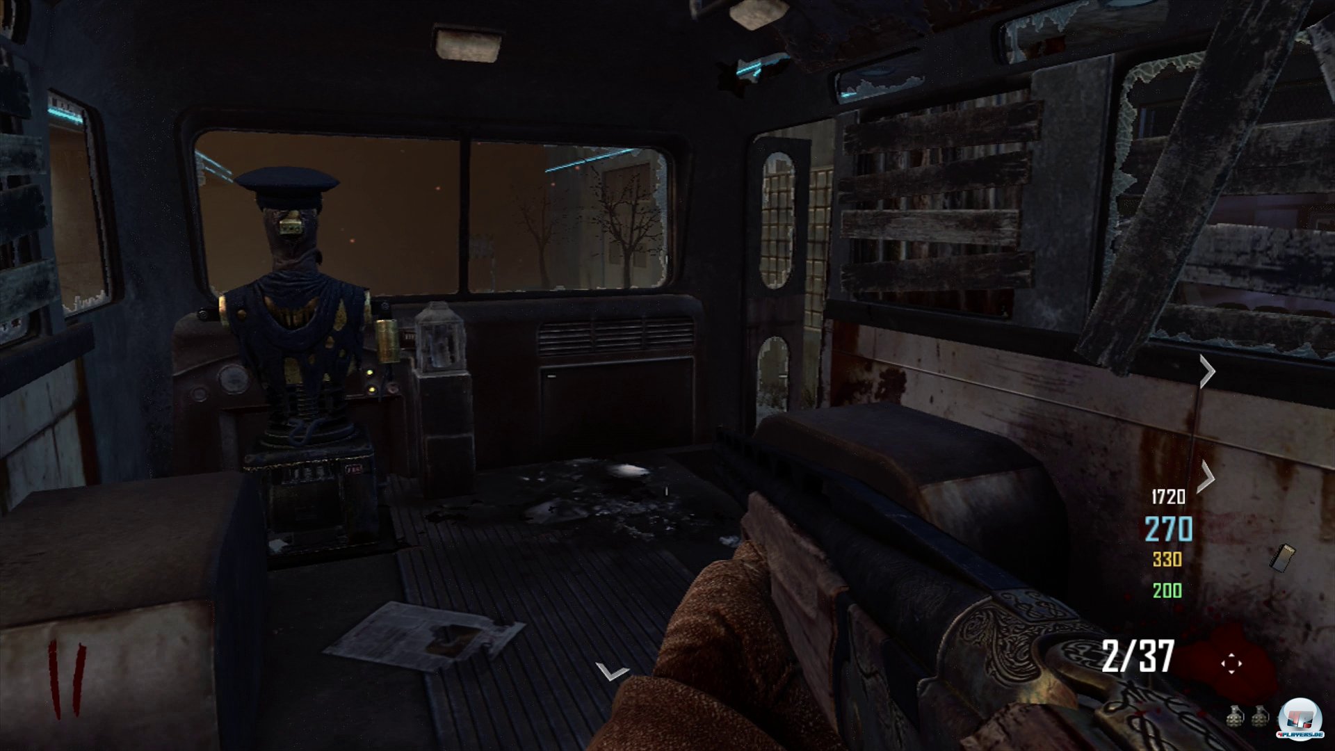 Eine Busfahrt, die ist lustig - zumindest so lange, bis er von rasenden Untoten-Horden &uuml;berrannt wird.