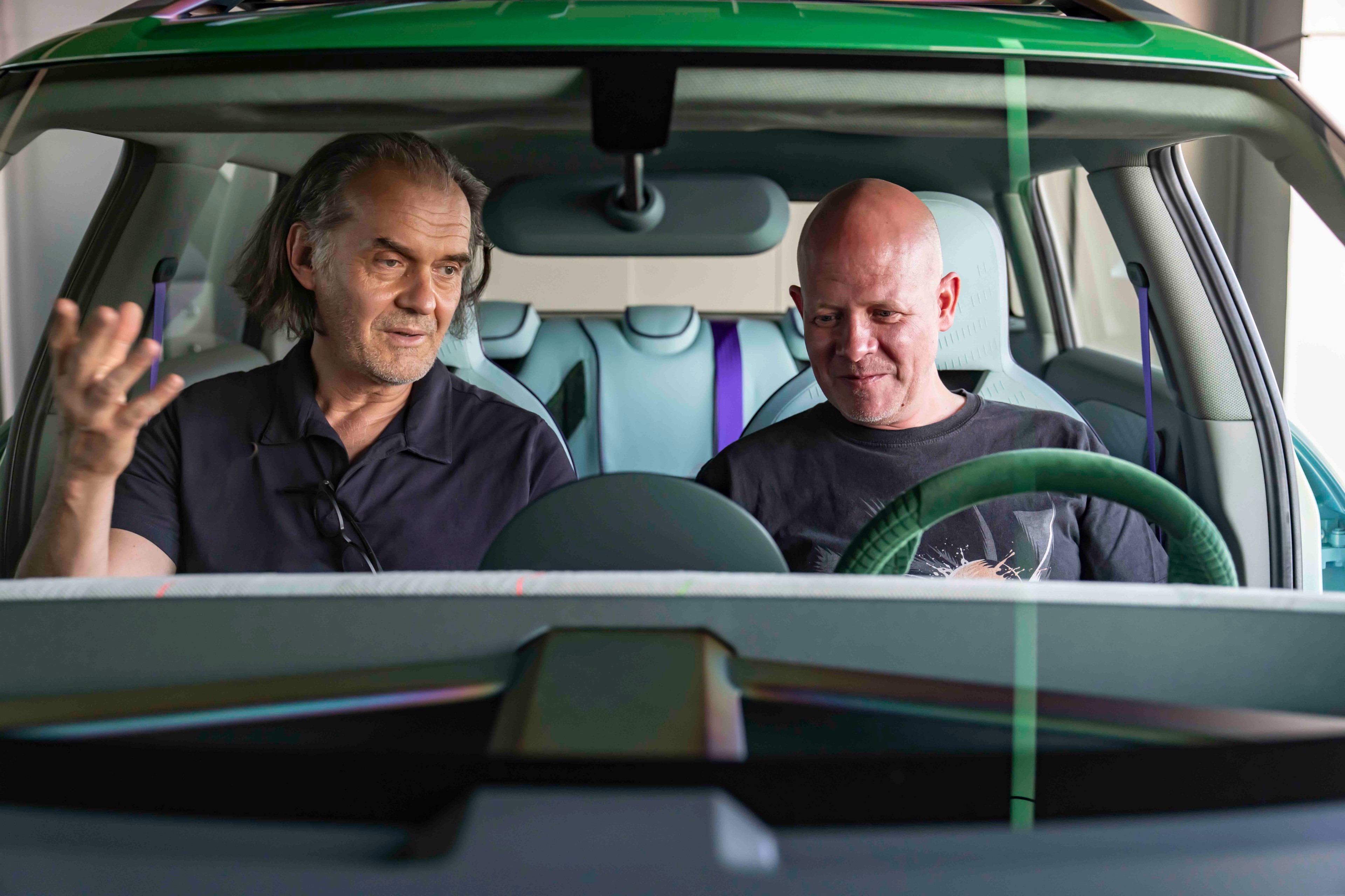 Redakteur Boris beim Probesitzen. Thomas Sycha, Leiter MINI Exterieur Design, erkl&auml;rt ihm die Vorz&uuml;ge der Projektions-Technik.