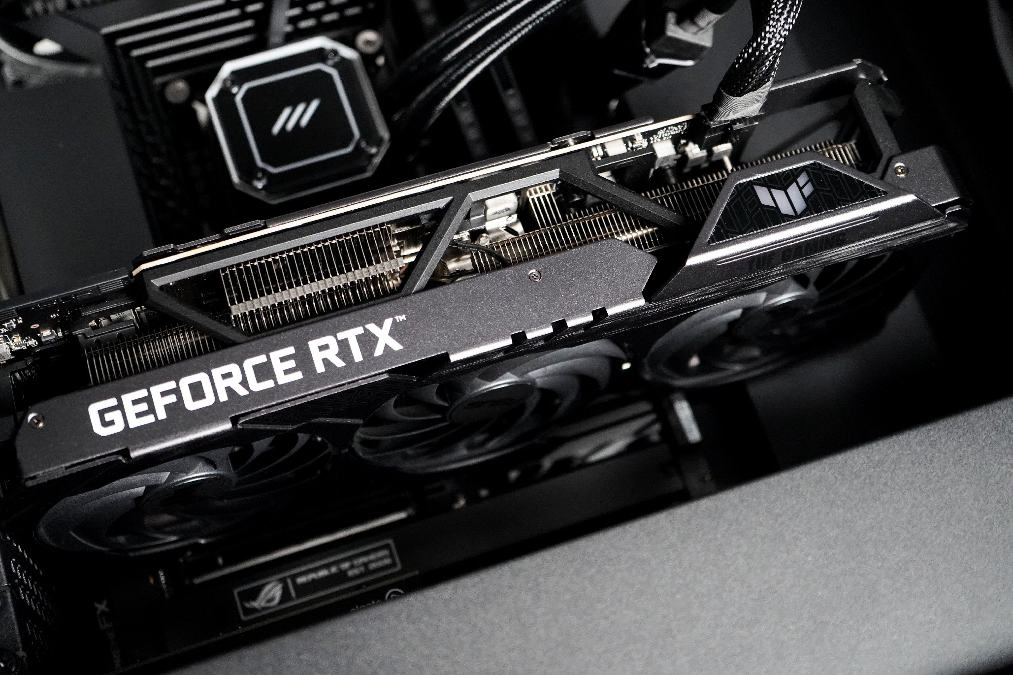 Das Grafik-Herzst&uuml;ck der neuen 4Players-Testmaschine: Die Asus TUF OC Geforce RTX 3090 Ti. 
