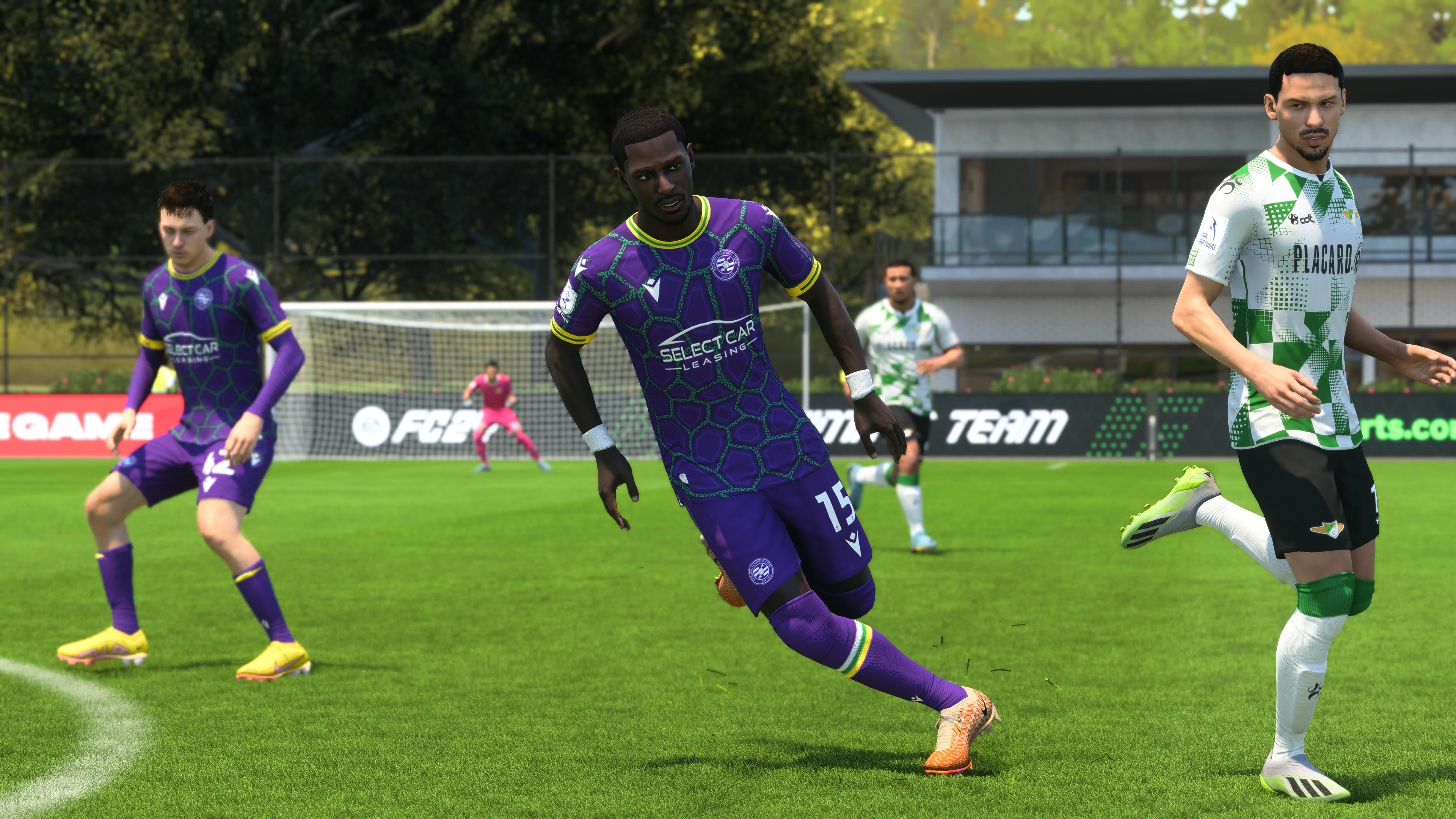 Eine gewagte Kombination pr&auml;sentiert der englische Zweitligist FC Reading in seinem Ausw&auml;rtstrikot. Ein Giraffenmuster aus dunklem Lila mit Gr&uuml;n, dazu ein gelber Kragen und &Auml;rmels&auml;ume ist eher was f&uuml;r Spieler mit einem speziellen Geschmack.