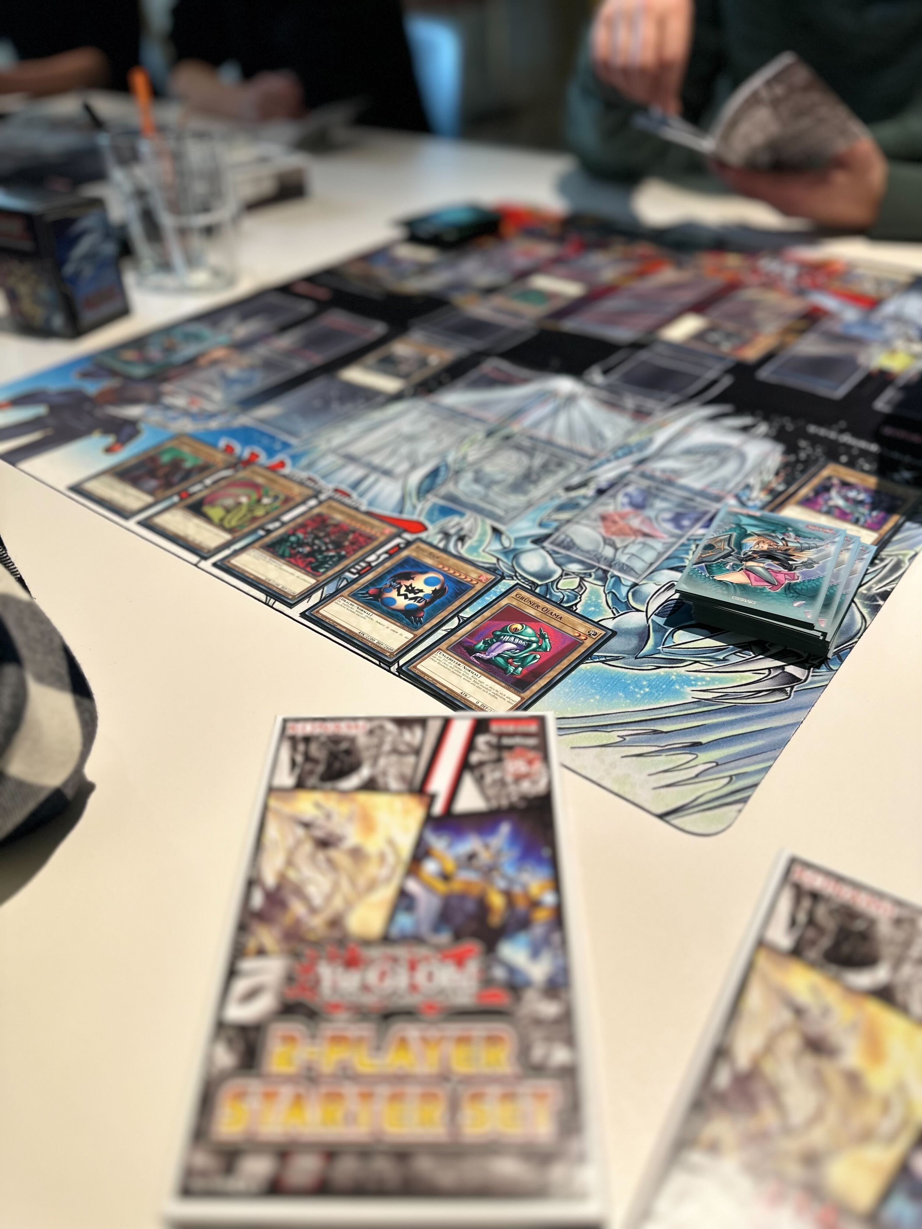 Eigentlich wird bei Yu-Gi-Oh! genau wie bei jedem TCG mit verdeckten Handkarten gespielt. F&uuml;r Demonstrationszwecke laden wir unseren Gegner hier zu einem Blick ein.