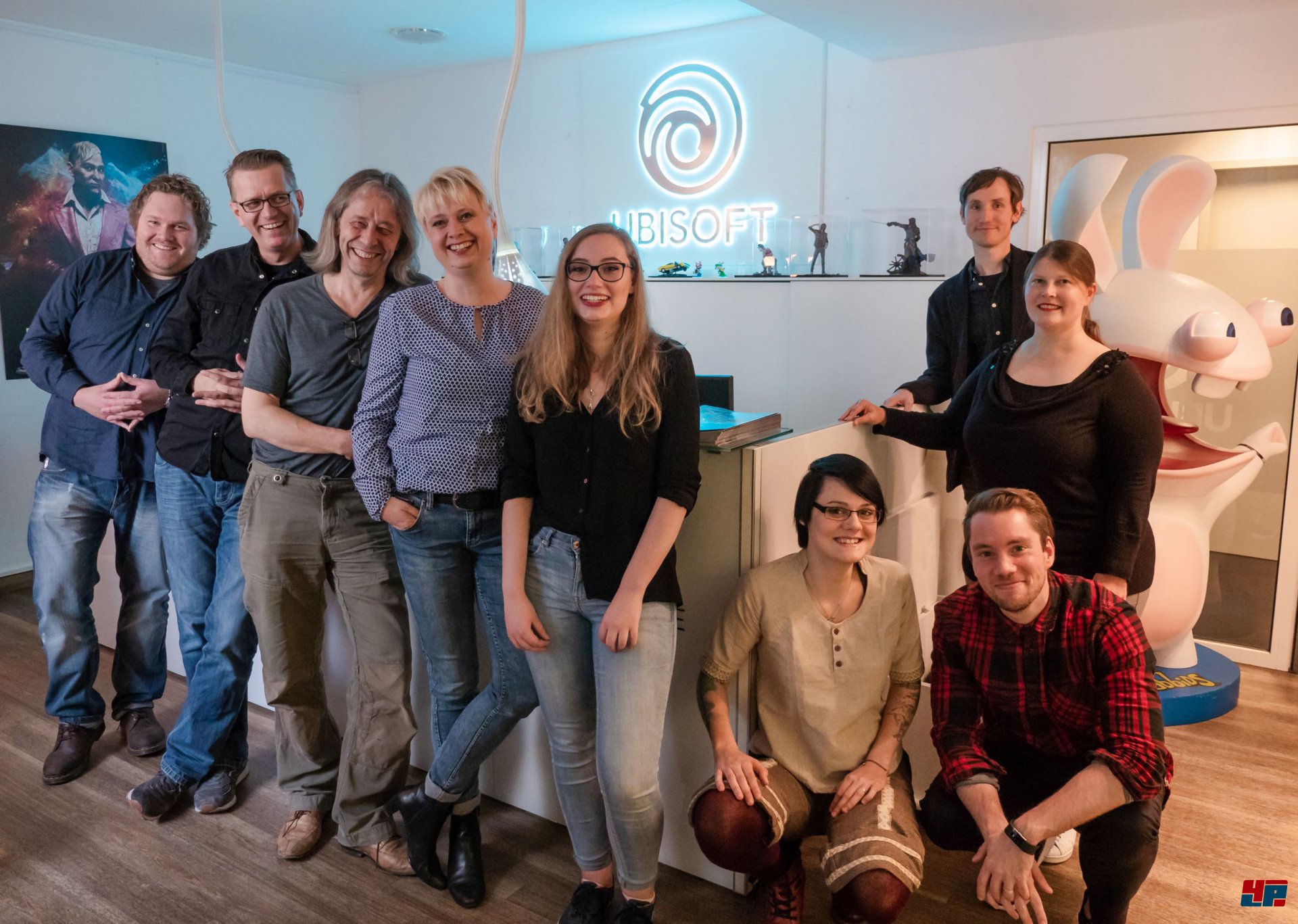 Auf dem Bild - von links nach rechts: Karsten Lehmann; Public Affairs Manager bei Ubisoft Blue Byte und Verantwortlicher der Campus-Initiative; Andrej Maibaum; HR Director Ubisoft Blue Byte; Wolfgang Walk; Beirat des Gaming-Aid e.V. und Koordinator des Projekts; Svenja Bhatty; Vorstandsvorsitzende Gaming-Aid e.V.; Alba Pl&auml;p-Golfe; Stipendiatin; Sabrina Auer; Ubisoft Blue Byte Public Affairs Associate; Dr. Andr&eacute; Czauderna; Program Manager des Cologne Game Lab; David Meuter; Studio Communications Manager Ubisoft Blue Byte - kniend vorne rechts; Nadine Kr&uuml;ger; Ubisoft Blue Byte; Manager Talent Development & Studio Vibe