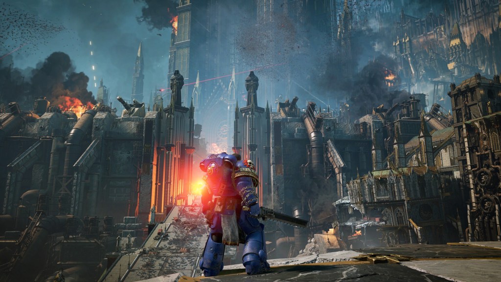 Screenshot aus Space Marine 2. Zu sehen ist Titus, der auf eine Br&uuml;cke mit unz&auml;hligen Feinden schaut.